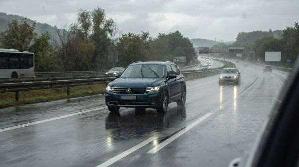 Wie kann man sicherstellen, dass das Fahrzeug bei Regen sicher fährt?